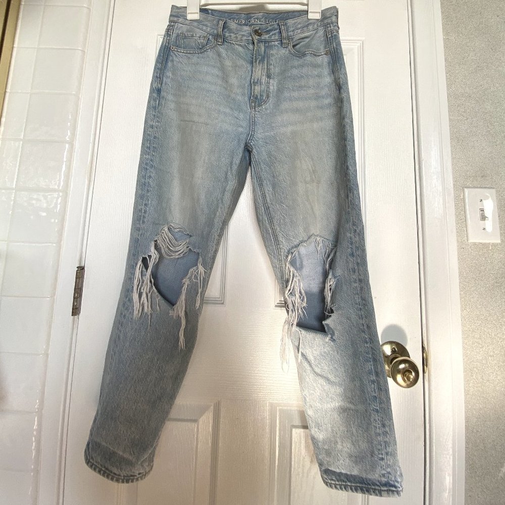 American Eagle Light Wash Mom Jean